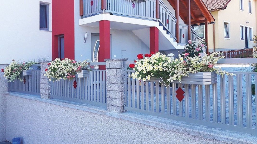 Guardi Roma Dekorzaun weiß mit Ornamenten, Treppengeländer Hauseingang Blumenschmuck
