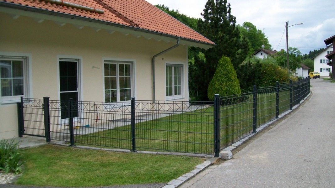 Schmuckzaun Doppelstabgitter anthrazit mit Kreuz-Ornamenten, Bungalow Gartentor Rasen