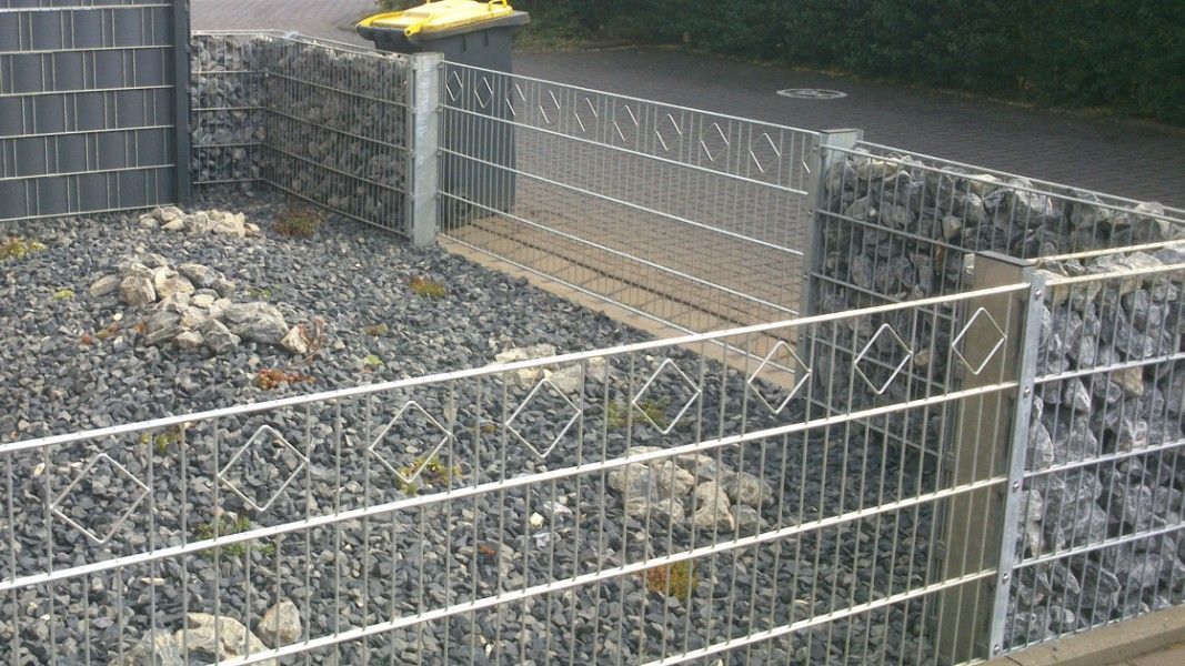Schmuckzaun Doppelstabgitter verzinkt mit Rauten-Ornamenten, Gabionenwand Kiesbereich