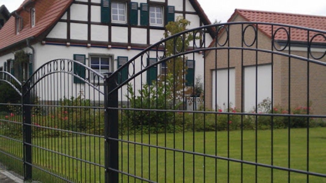 Schmuckzaun Doppelstabgitter anthrazit mit Rundbogen-Ornament, Fachwerkhaus Einfahrt