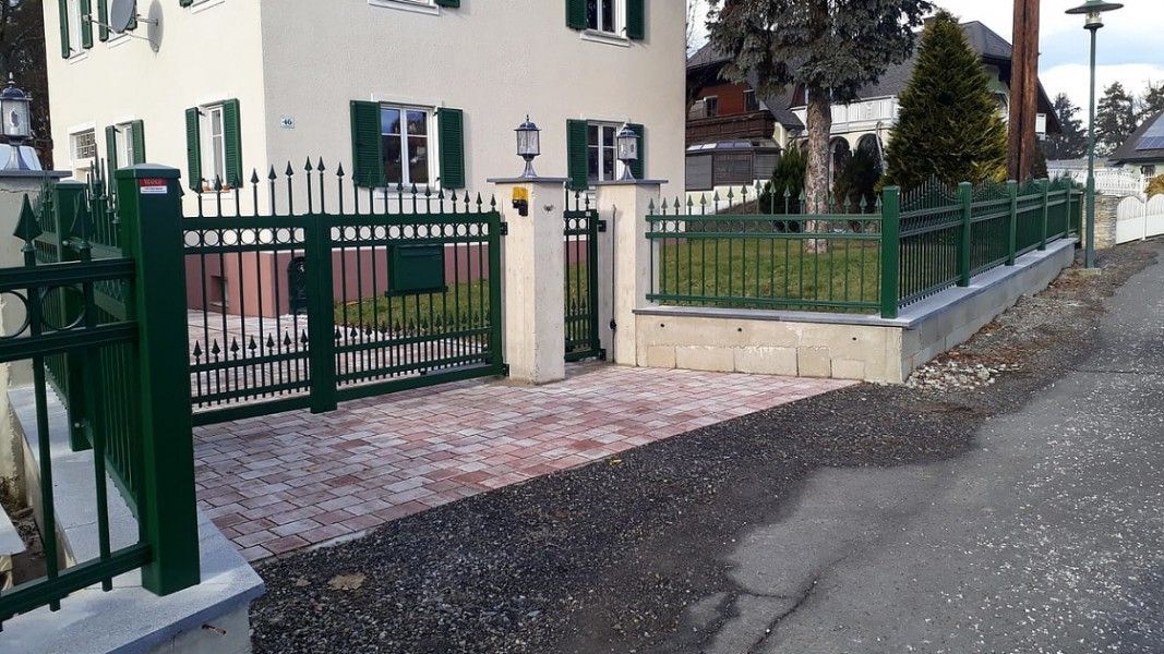 Guardi Venezia Aluzaun Schmiedeeisen-Optik grün, Villenzaun mit Einfahrtstor Laternen