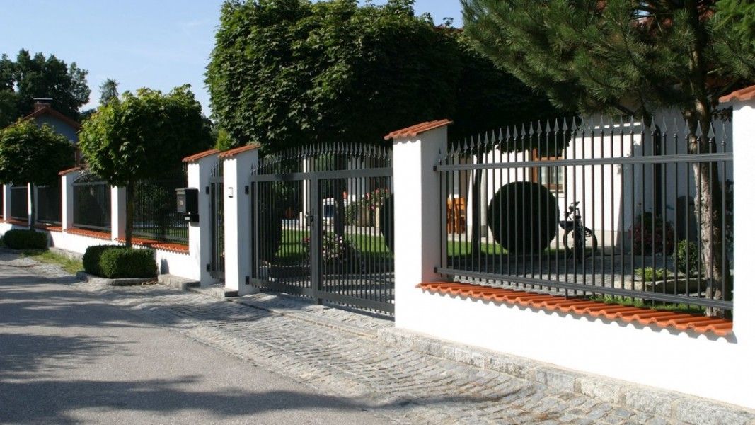 Guardi Venezia Aluzaun Schmiedeeisen-Optik schwarz, Einfahrtstor mit Steinpfosten