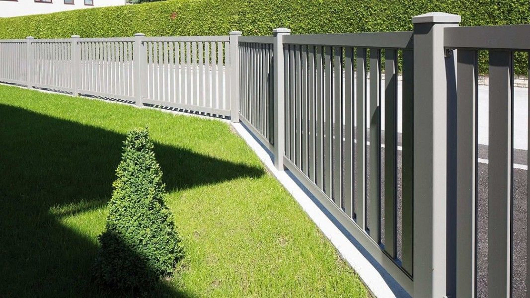 Guardi Modena Stabzaun anthrazit mit Lochblechfüllung, Hanggrundstück Rasenfläche