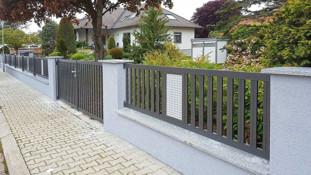 Guardi Modena Stabzaun anthrazit mit Lochblechfüllung, Vorgartenzaun auf Steinmauer