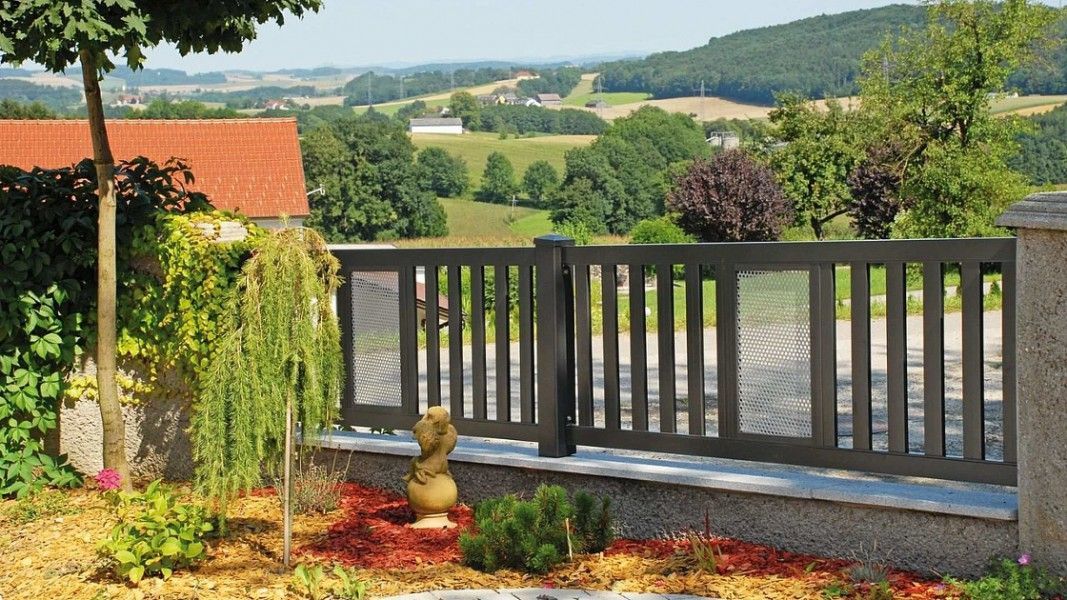 Guardi Modena Stabzaun anthrazit mit Lochblechfüllung, Gartentor Panoramablick