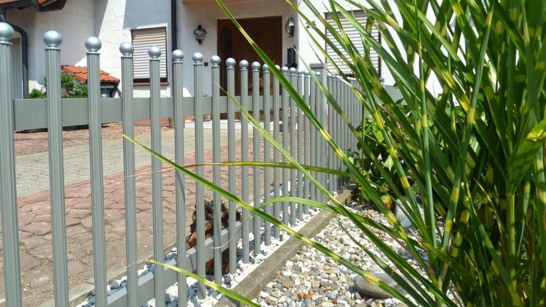 Guardi Gloriette Palisadenzaun silber-grau mit Zwiebelspitzen, Gartenbereich Kies