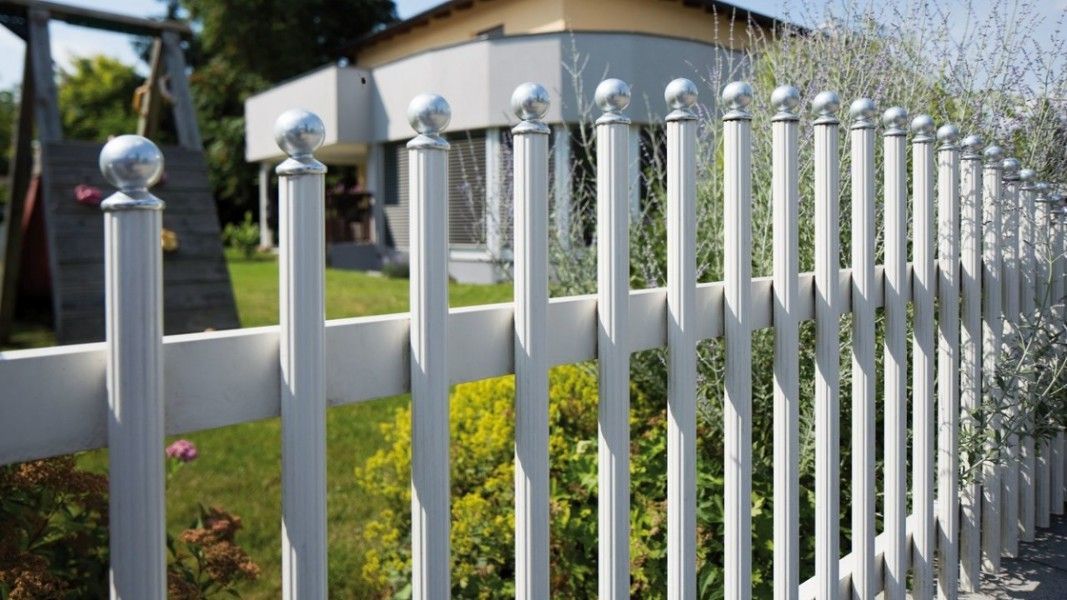 Guardi Gloriette Palisadenzaun silber mit Zwiebelspitzen, elegante Detailansicht