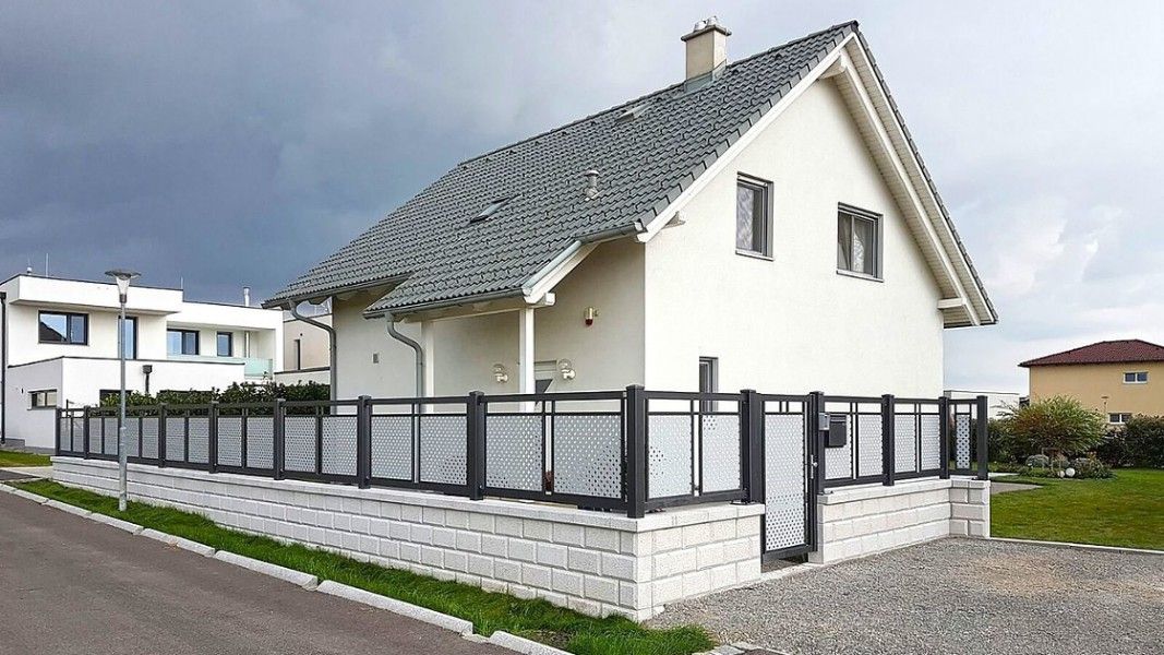 Guardi Loskana Kombizaun anthrazit mit Lochblechfüllung, Einfahrtstor Steinmauer