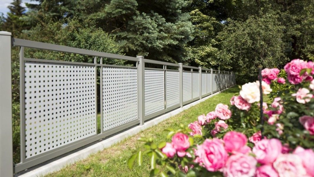 Guardi Loskana Kombizaun silber-grau mit Lochblechfüllung, langer Gartenzaun Rosen