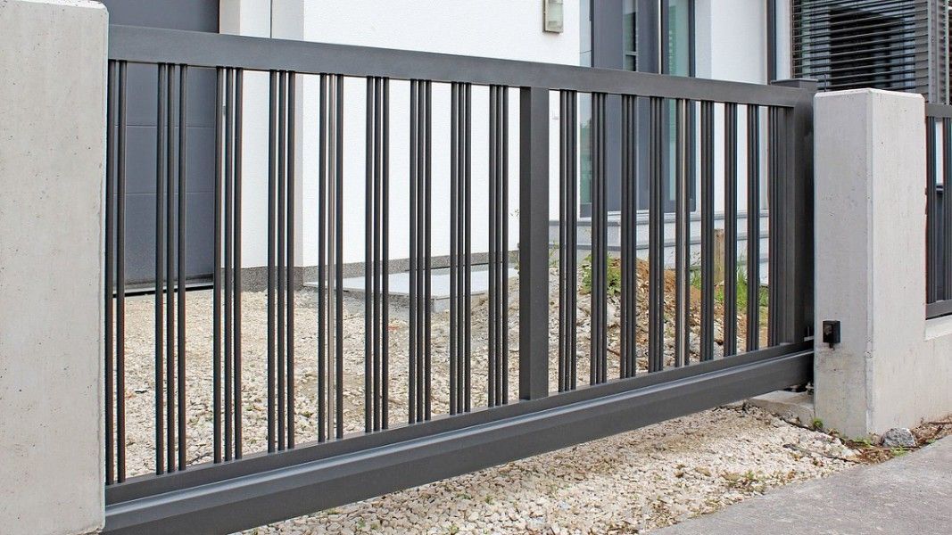 Guardi Parma Aluminium Rundstabzaun anthrazit mit Dreifach-Stäben, Kieseinfahrt