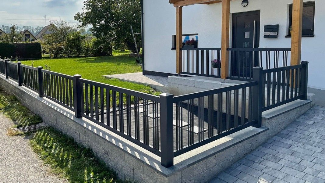 Guardi Parma Aluminium Rundstabzaun anthrazit, Terrassengeländer Holzcarport modern