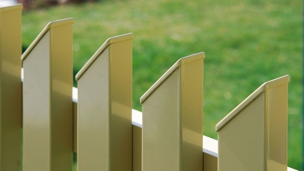 Guardi Treviso Alu-Jägerzaun holzoptik beige, Detailansicht Lattenkopf Nahaufnahme