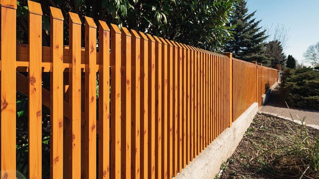 Guardi Treviso Alu-Jägerzaun holzoptik orange-braun, langer Gartenzaun Sichtschutz