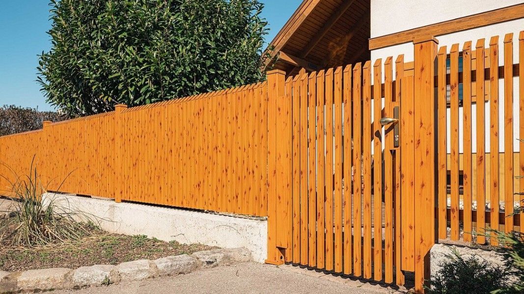 Guardi Treviso Alu-Jägerzaun holzoptik orange-braun, Einfahrtstor Gartenanlage