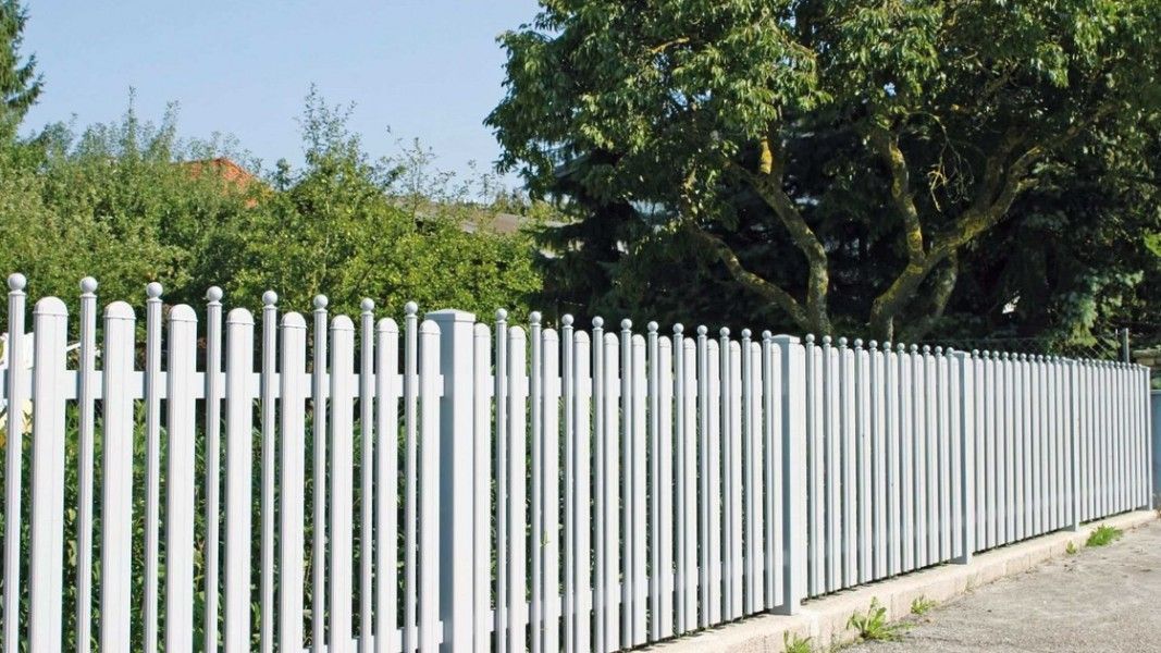 Guardi Milano Kombizaun weiß mit Rundkappen, klassischer Gartenzaun Baumbestand