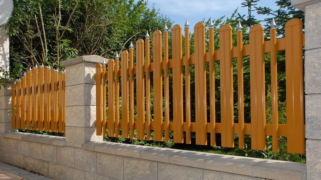 Guardi Milano Kombizaun holzoptik orange-braun mit Zaunspitzen, Steinpfosten Vorgarten
