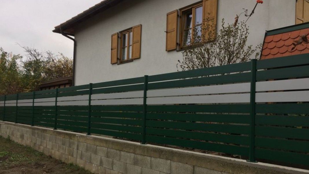Guardi Stecksystem Querlattenzaun weiß mit grünen Pfosten, Sichtschutzzaun Hauswand